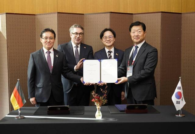 효성중공업이 독일 지멘스와 글로벌 전략적 파트너십 협약을 체결했다 오른쪽부터 우태희 효성중공업 대표이사 김정관 산업통상부 장관 스테판 루앙호프 독일 연방경제에너지부 정무차관 정하중 한국지멘스 대표이사 사진효성중공업