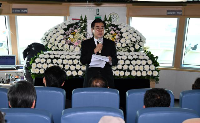 박찬대 인천광역시장이 30일 팔미도 인근 해상에서 열린 인현동 화재참사 27주기 해상추모제에서 추모사를 하고 있다 사진인천시