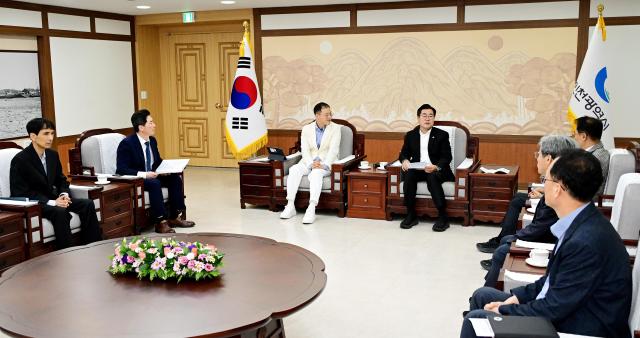 박찬대 인천광역시장이 30일 시청 접견실에서 열린 인천광역시-울산광역시 수소·LNG산업 상생협력 업무협약식에서 김상욱 울산광역시장과 협력방안을 논의하고 있다 사진인천시