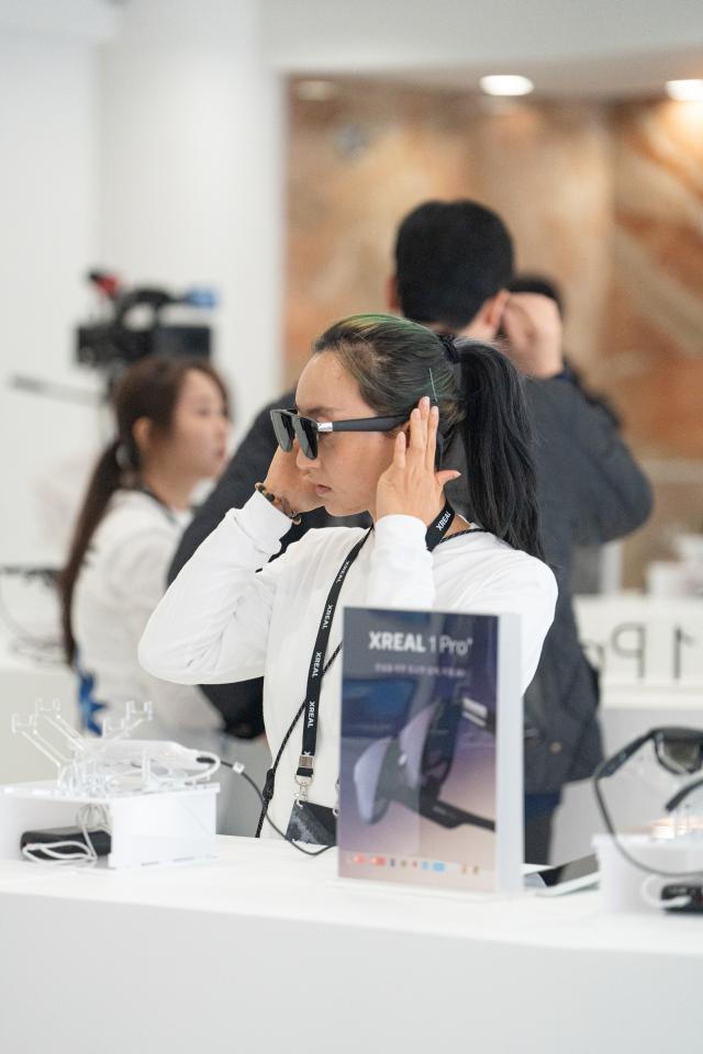 30일 서울 마포구 홍대스퀘어에서 열린 엑스리얼의 신제품 XR 글래스 아우라AURA 출시 기념 체험회에서 관계자가 안경을 착용한 모습 사진조성준 기자