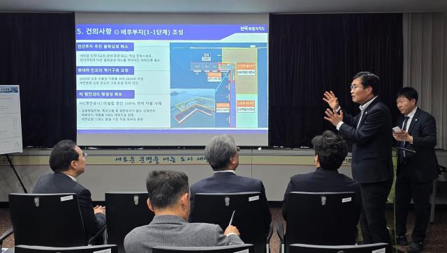 이원택 전북특별자치도지사가 지난 28일 새만금33센터에서 한성숙 국무총리 주재로 열린 제35차 새만금위원회에 앞서 박홍근 기획예산처 장관맨 왼쪽에게 새만금 신항 배후부지의 국가 재정사업 전환을 건의하고 있다사진전북특별자치도
