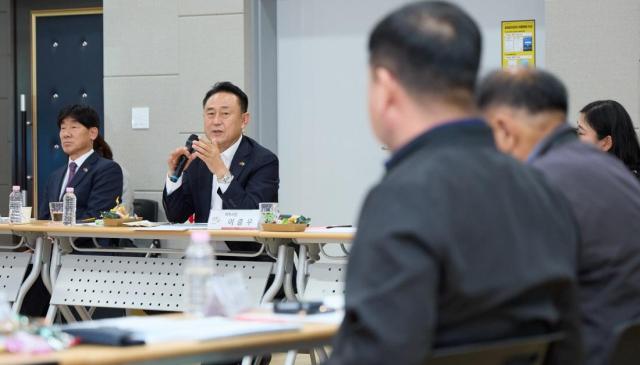 이충우 시장이 지난 28일 농업기술센터 친환경교육관에서는 여주쌀 연구 중간보고회와 제2회 여주시 쌀산업특구 위원회를 함께 개최했다 사진여주시