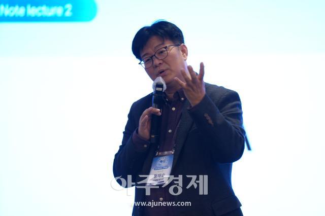 정재승 카이스트 교수가 30일 열린 의학심포지엄에서 ‘휴머노이드 AI 시대 인간은 무엇을 준비해야 하는가’를 주제로 뇌과학과 피지컬 AIPhysical AI·신체를 가진 AI의 결합이 바꿀 미래 의학에 대해 설명하고 있다 사진을지재단