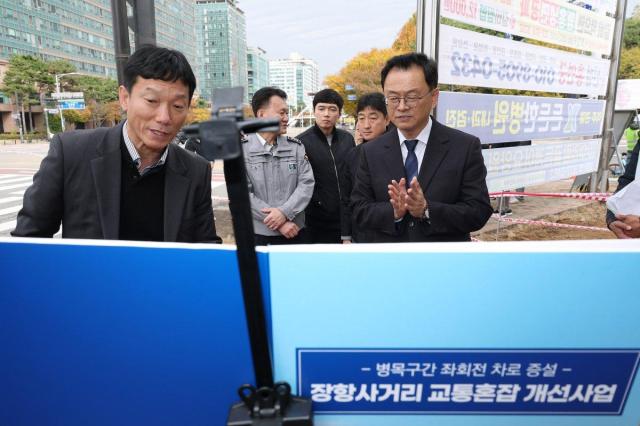 민경선 고양특례시장이 지난 29일 장항사거리 교통개선사업 현장을 방문해 공정 진행 상황을 확인하고 있다 사진고양시