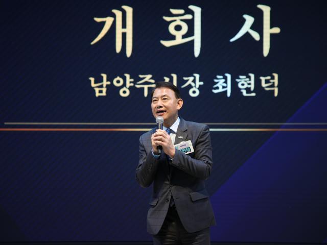 최현덕 남양주시장이 30일 남양주체육문화센터에서 열린 ‘제4회 남양주 진로교육 박람회’에서 청소년들을 격려하고 있다 사진남양주시