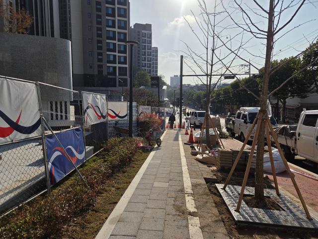 지난달 30일 힐스테이트 메디알레 입주를 하루 앞두고 단지 앞 도로에서 막바지 정비 작업이 진행되고 있다 사진장선아 기자
