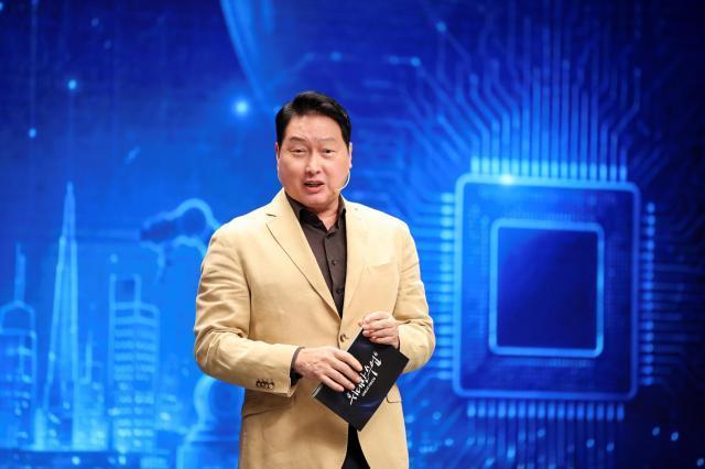 최태원 SK그룹 회장이 EBS ‘위대한 수업 그레이트 마인즈’에서 청년들을 대상으로 강연하고 있다 사진EBS