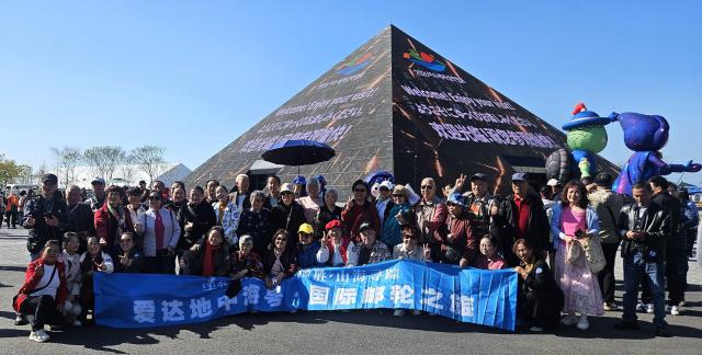 30일 전남 여수에서 열린 ‘2026여수세계섬박람회’를 찾은 중국 크루즈 관광객들이 주제섬 앞에서 단체 기념촬영을 하며 즐거운 시간을 보내고 있다 이날 중국 아도라 메디테라네아호를 타고 여수항에 입항한 관광객 2000여 명은 버스 50여 대에 나눠 타고 박람회장을 방문해 주요 전시시설을 관람했다 사진2026여수세계섬박람회 조직위원회