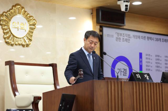 제267회 임시회 제2차 본회의에서 타봉하는 최재영의장 사진평택시의회