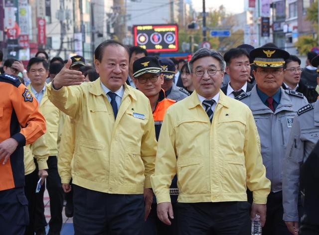 윤호중 행정안전부 장관오이 유동균 마포구청장왼 경찰·소방 관계자들과 홍대 걷고싶은거리를 둘러보며 인파 밀집에 대비한 보행 동선을 확인하고 있다 사진마포구청