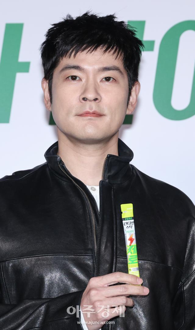 El cantante Jang Ki-ha posa elegante en el evento Viernes de Fiesta de HK Inno Entech