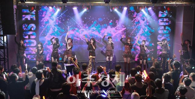 El grupo de chicas japonés White Scorpion se presenta ante fans de Corea del Sur