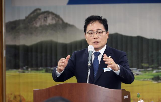 사순문 장흥군수가 민선9기 첫 ‘2026년 찾아가는 군민과의 대화’에서 주민들에게 군정 운영 방향을 설명하며 두 손을 들어 강조하고 있다 장흥군은 오는 11월 9일까지 10개 읍·면을 순회하며 주민 숙원사업과 지역 현안에 대한 의견을 수렴한다 사진장흥군
