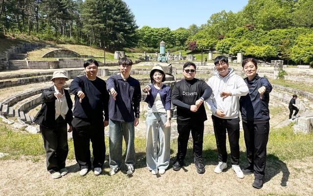 국립목포대학교 역사콘텐츠전공 학생과 관계자들이 충남 천안 독립기념관의 옛 조선총독부 건물 철거 부재 전시공간을 찾아 단체사진을 촬영하고 있다 이들은 오는 11월 5일 열리는 제34회 학생학술심포지엄에서 목포 제유노조 파업 100주년을 맞아 남도 독립운동가 6인의 항일활동과 역사적 의미를 재조명할 예정이다 사진국립목포대학교