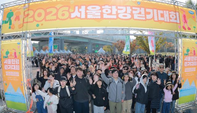 31일 서울 서초구 반포한강공원 일대에서 열린 2026 서울 한강 걷기대회에서 참가자들이 출발에 앞서 기념촬영을 하고 있다 20261031 사진유대길 기자 dbeorlf123ajunewscom