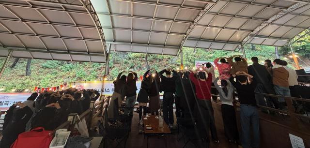 칠곡·성주·고령 지역 미혼남녀들이 나이스 투 밋 유 프로그램에 참여해 즐거운 시간을 보내고 있다 이번 프로그램에서는 총 8커플이 탄생했다 사진칠곡군