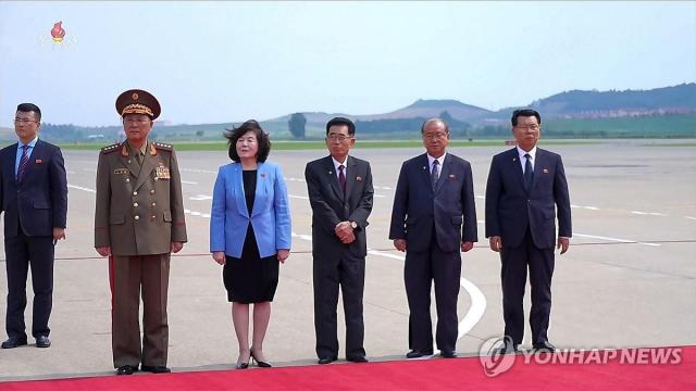 Các quan chức Triều Tiên tiễn Chủ tịch Trung Quốc Tập Cận Bình

Seoul  Yonhap Các quan chức Triều Tiên tham dự lễ tiễn Chủ tịch Trung Quốc Tập Cận Bình tại Sân bay quốc tế Bình Nhưỡng ngày 96 Từ thứ hai bên trái là Bộ trưởng Quốc phòng No Kwang-chol Bộ trưởng Ngoại giao Choe Son-hui và các Bí thư Đảng Lao động Triều Tiên Kim Song-nam Ri Il-hwan Kim Jae-ryong Ảnh chụp màn hình Đài Truyền hình Trung ương Triều Tiên 1062026 Chỉ được sử dụng tại Hàn Quốc