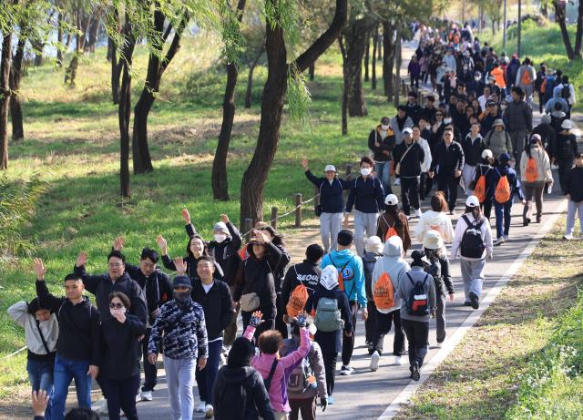 31일 오전 서울 서초구 반포한강공원 일대에서 열린 2026 서울 한강 걷기대회에서 참가자들이 코스를 따라 걷고 있다 20261031 사진한준구 기자 jungu141298ajunewscom