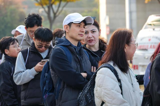31일 서울 서초구 반포한강공원 일대에서 열린 2026 서울 한강 걷기대회에서 한 외국인 참가자가 접수를 위해 줄을 서고 있다 20261031 사진유나현 기자 shootingajunewscom