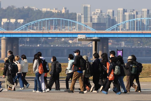 31일 오전 서울 서초구 반포한강공원 일대에서 열린 2026 서울 한강 걷기대회에서 참가자들이 코스를 따라 걷고 있다 20261031 사진한준구 기자 jungu141298ajunewscom