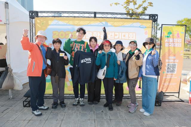 31일 서울 서초구 반포한강공원 일대에서 열린 2026 서울 한강 걷기대회에서 가장 먼저 완주한 참가자들이 기념사진을 찍고 있다 사진유대길 기자 dbeorlf123ajunewscom