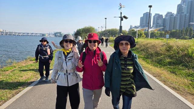 31일 서울 반포한강공원 세빛섬에서 아주뉴스코퍼레이션이 주최한 2026 제2회 한강 걷기대회에 참가한 김순이 씨가장 오른쪽와 이미래 씨 사진김지윤 기자

