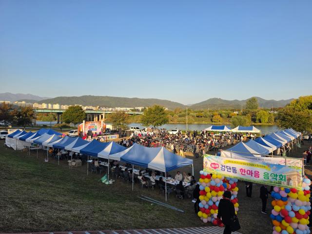31일 대구 북구 검단동금호강변에서 열린 ‘제3회 검단동 한마음 음악회’에 주민과 산업단지 관계자 등이 참석해 공연을 즐기고 있다 사진대구 북구