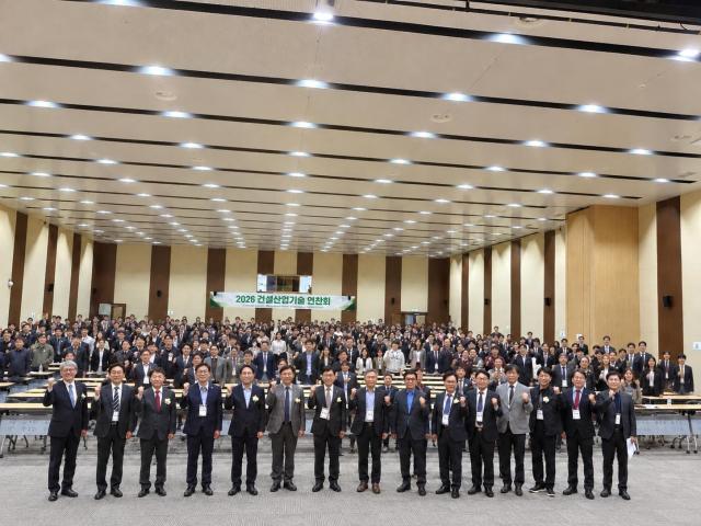 지난 29일부터 30일까지 전남 여수엑스포컨벤션센터에서 열린 ‘2026년 건설산업기술 연찬회’에서 건설 분야 공무원과 교수 학회 회원 학생 등 참석자들이 지역 건설산업의 경쟁력 강화와 상생발전을 다짐하며 기념촬영을 하고 있다 이번 연찬회에서는 인공지능AI과 디지털트윈을 활용한 시설물 유지관리 및 재난 대응 기술 등 미래 건설산업의 발전 방향이 논의됐다 사진전남광주통합특별시