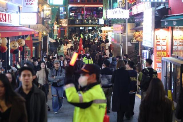 Lượng người đổ về Itaewon và Hongdae trong dịp Halloween, cảnh sát triển khai 7.800 nhân viên trên toàn quốc