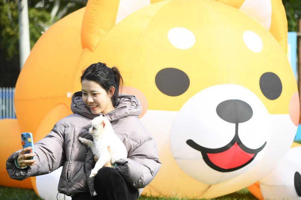 [사진] 반려견과 함께 셀카 찍는 베이징 시민