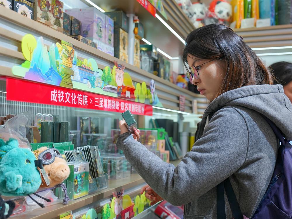 [사진] 中 청두, 싼싱두이 제품 고르는 신중한 손길