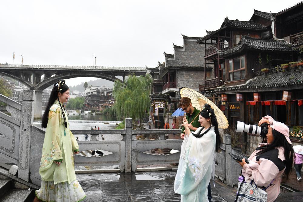 [사진] 中 전통 의복 입고 인증샷 찰칵