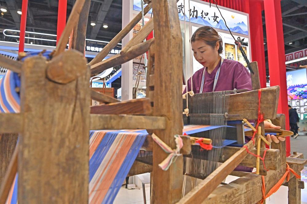 [사진] 직조·자수 기술 선보이는 中 수공예 전문가