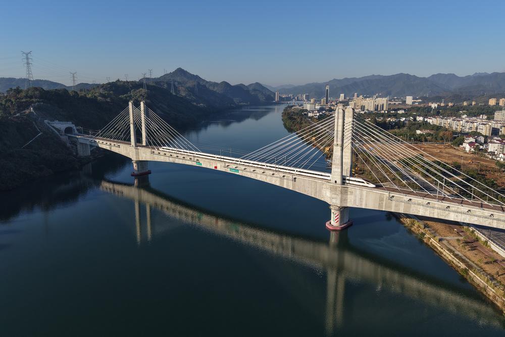 [사진] 中 신안강 특대교 달리는 시운전 열차