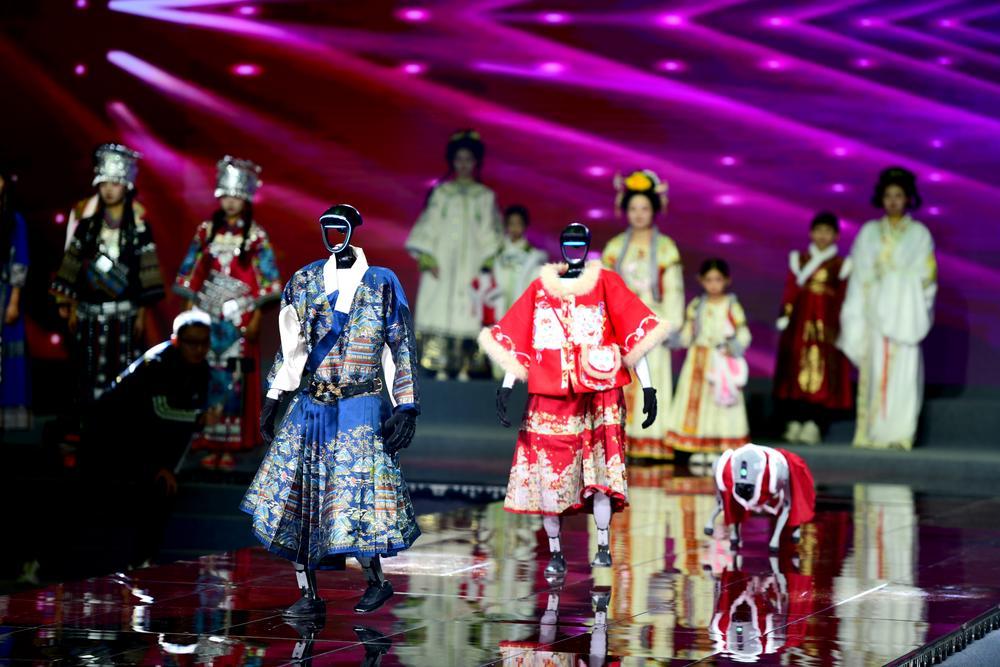 [사진] 한푸 입고 런웨이 걷는 로봇들