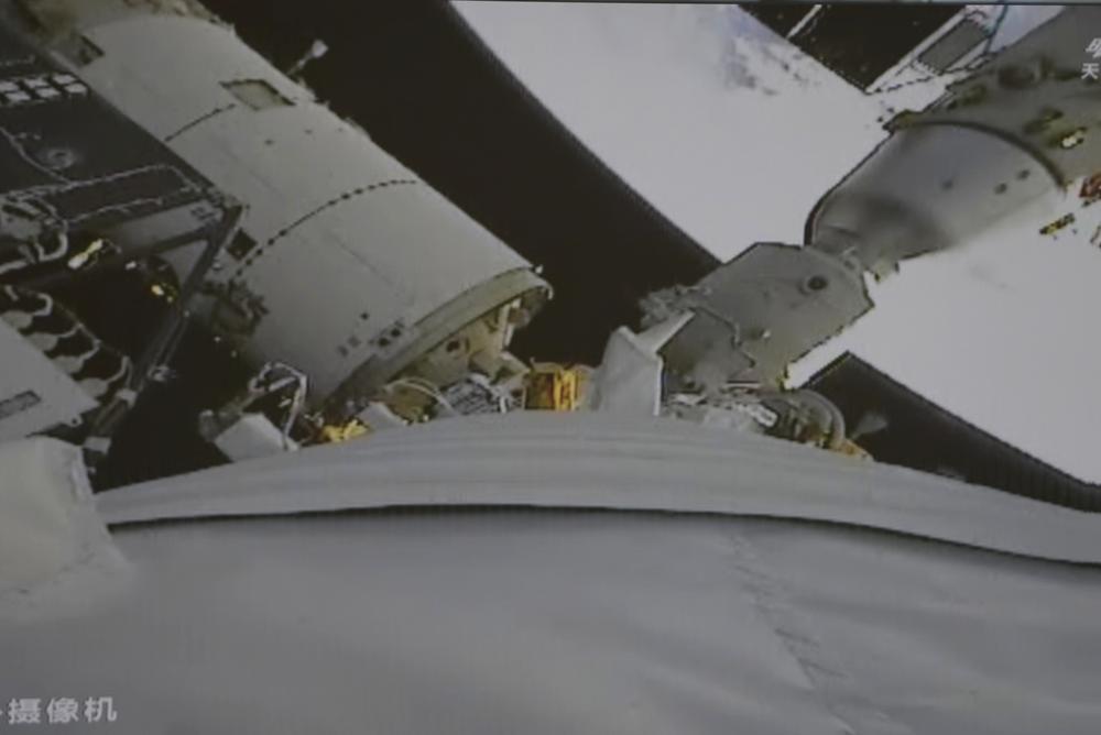 [사진] 우주정거장과 도킹하는 선저우 22호 우주선