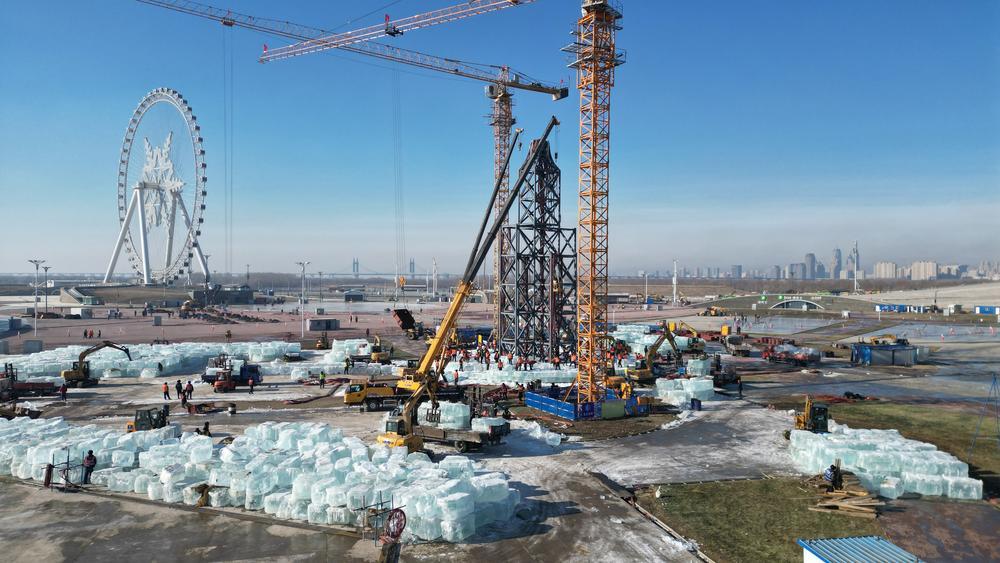 [사진] 얼음 건물 축조에 분주한 작업자들