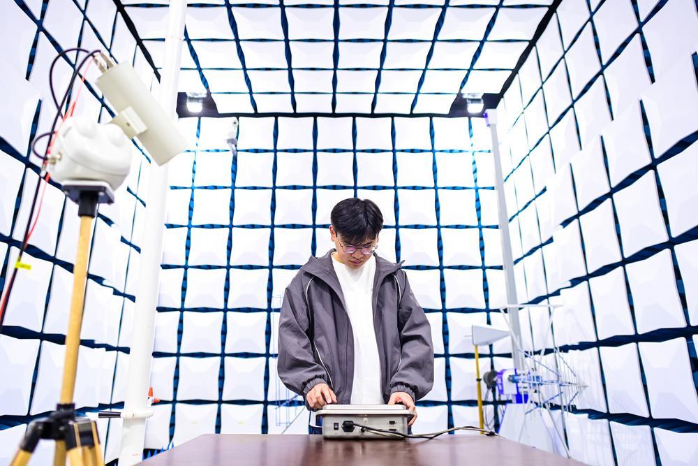 [사진] 스마트 센서 실험 중인 직원