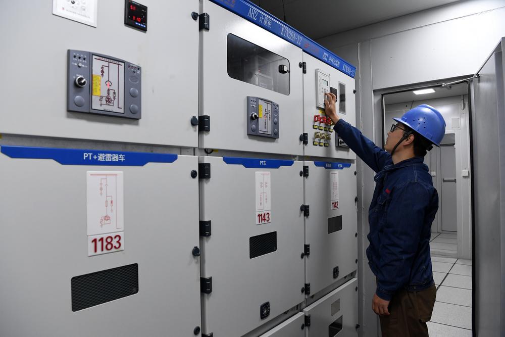 [사진] 태양광 발전 프로젝트 점검하는 관계자