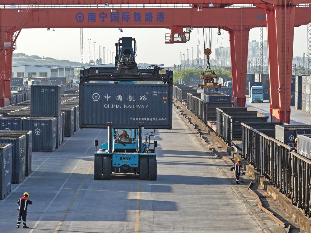 [사진] 컨테이너 운송으로 분주한 中 난닝 국제철도항