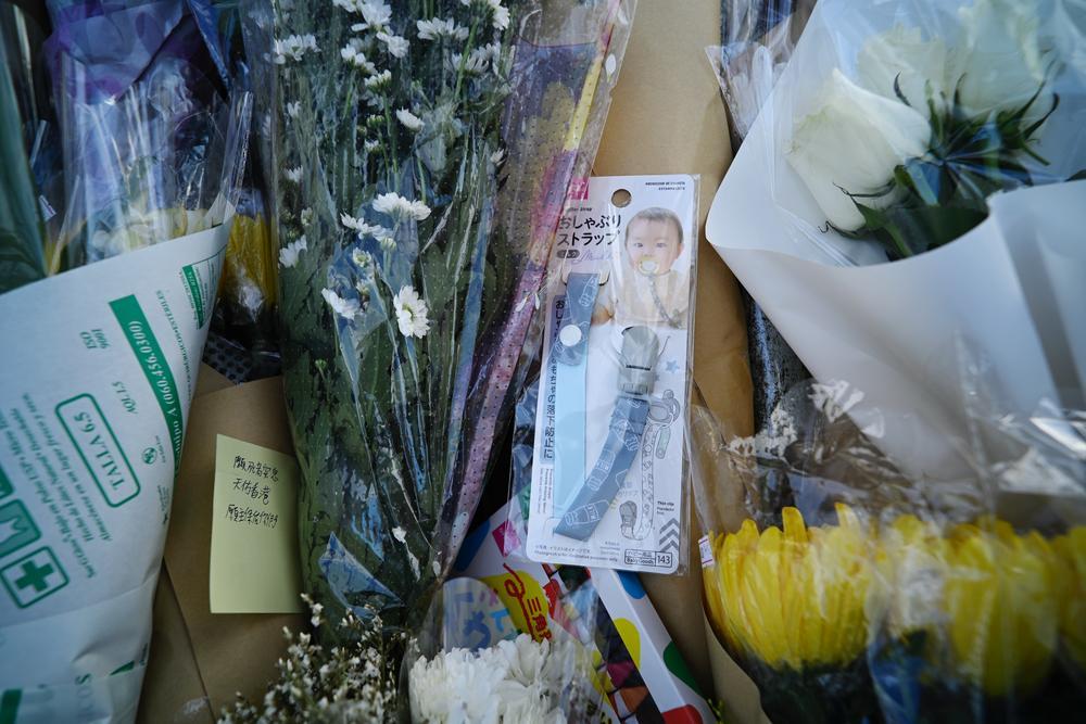 [사진] 화재 희생자에게 전하는 꽃다발과 메모들