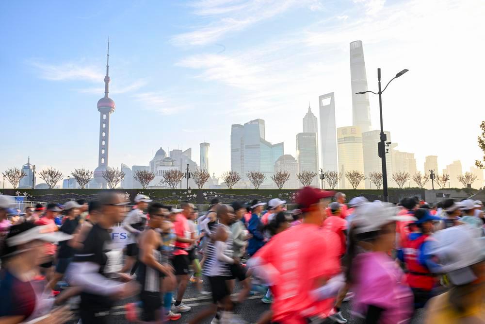 [사진] 힘차게 달리는 상하이 마라톤 대회 참가자들