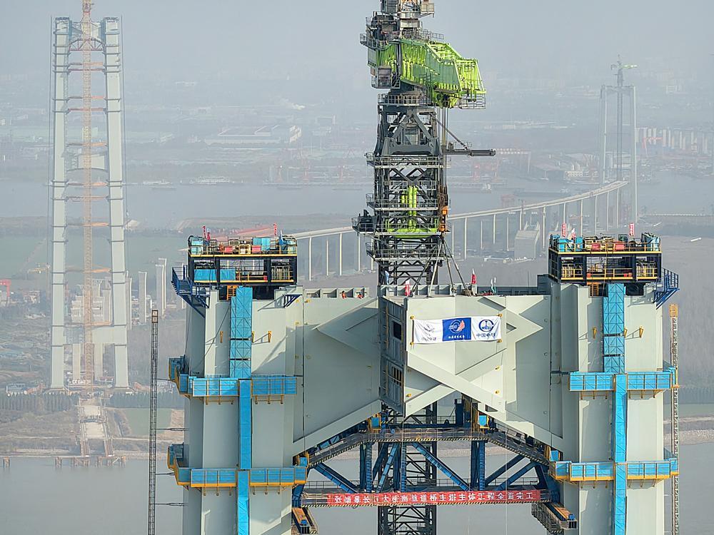 [사진] 우뚝 솟은 中 창장대교 주탑