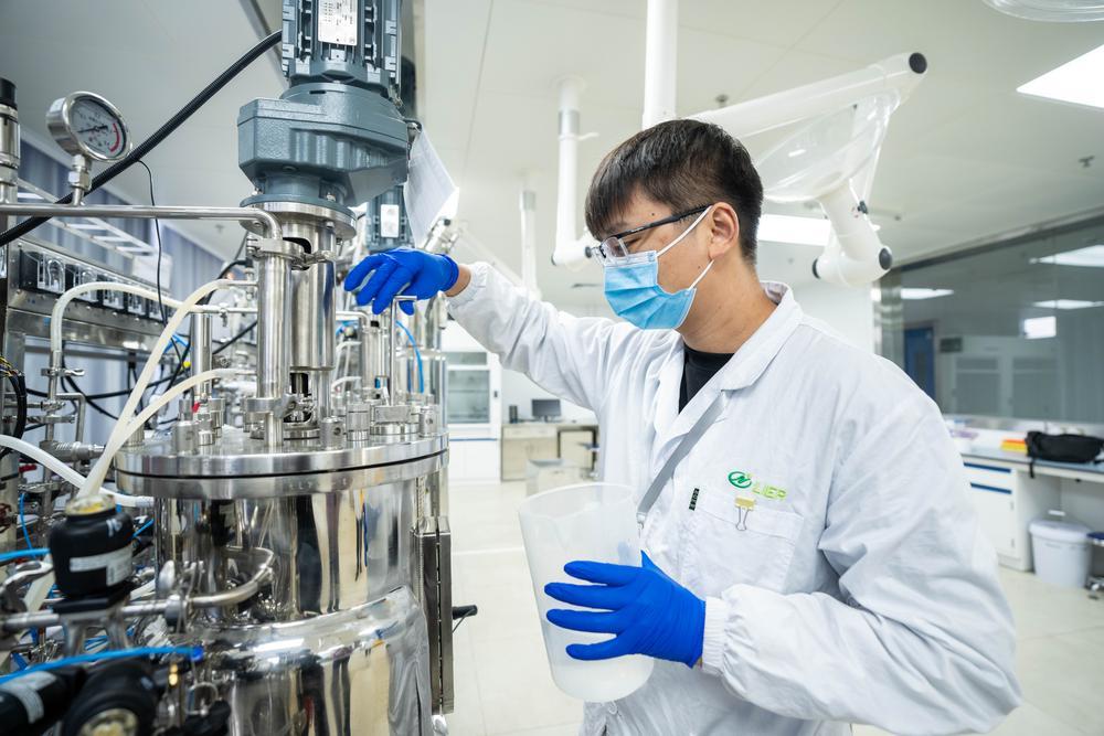 [사진] 균종 발효 실험을 하고 있는 中 직원