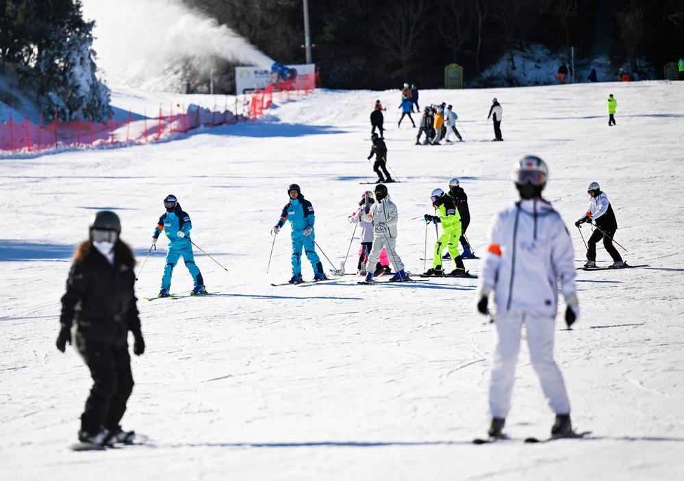 [사진] 中 지저우 국제 스키장에서 스키 타는 관광객