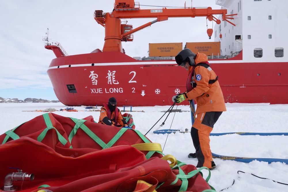 [사진] 유류 탱크 주입 준비 작업으로 분주