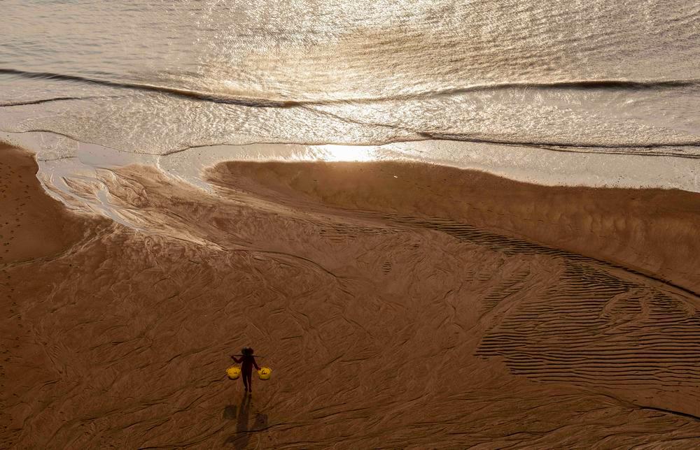 [사진] 갯벌을 배경으로 포즈 취하는 모델