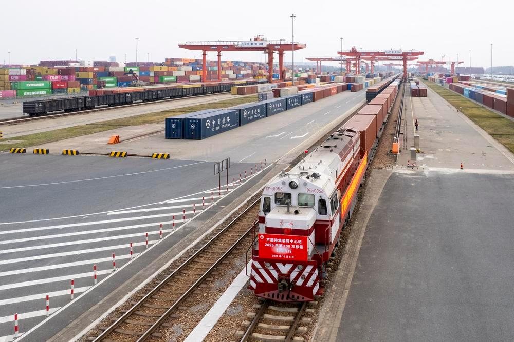 [사진] 中 상하이 해상-철도 복합운송 열차 물동량 100만TEU 돌파