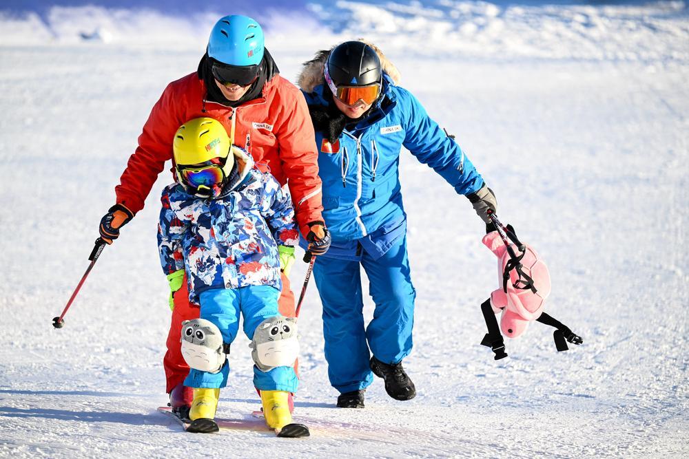[사진] 어린이와 함께 스키 타는 스키 애호가