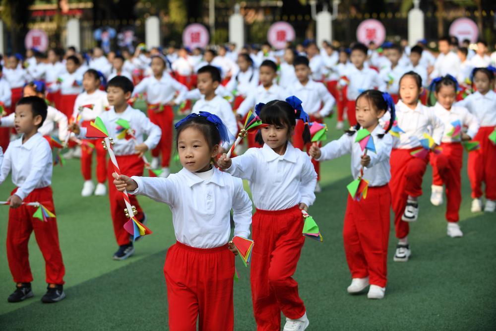 [사진 ] 中 광시, 체육절 개막식에서 체조 공연 펼치는 초등학생